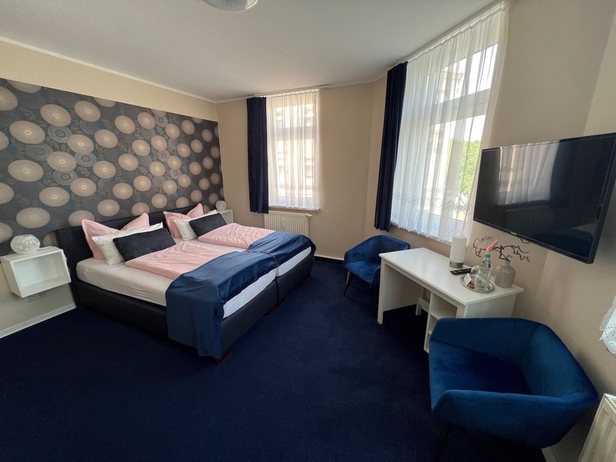 Standard double room with armchair and TV